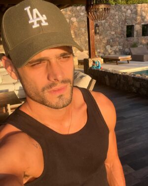 Lucas Velasco Instagram - Ese look bronceado 🕺🏼☀️😎