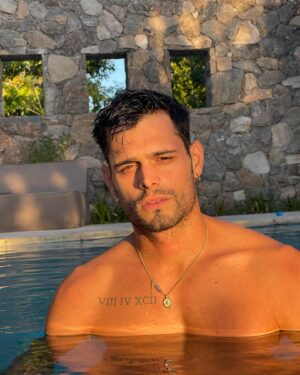Lucas Velasco Instagram - Muy intenso lo sé, pido perdón de antemano. ¿Cual te parece la foto más intensa ? 🤣