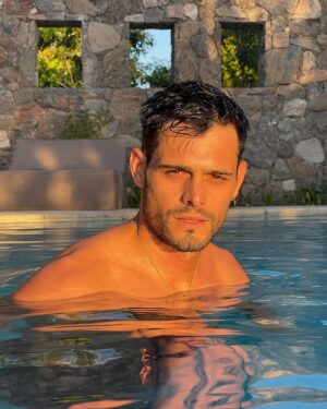 Lucas Velasco Instagram - Muy intenso lo sé, pido perdón de antemano. ¿Cual te parece la foto más intensa ? 🤣