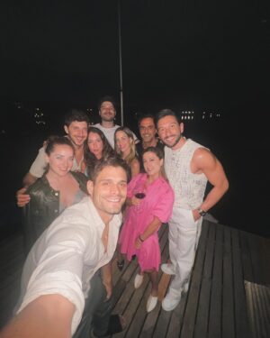 Lucas Velasco Instagram - Recibiendo el 2024 con gente que quiero mucho. Anhelo amor, salud y felicidad para este año que empieza. 
Hola 2024 = 8= ♾️ ❤️