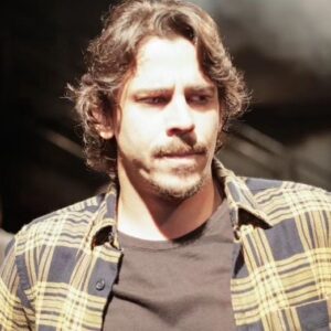 Luccas Papp Instagram - Chegar à vida adulta, com todas as responsabilidades que isso implica, não é tarefa fácil. E muitas vezes a realidade quando se chega aos 30 anos não corresponde aos sonhos adolescentes. Este é o pano de fundo do espetáculo 2 Palitos 3.0, excelente dramaturgia e direção de Luccas Papp, nome propositivo na cena que se destaca em sua geração. A peça pode ser vista neste mês de julho aos sábados 20h30 e domingos 18h na SP Escola de Tearo (Praça Roosevelt, 210), com ingressos na Sympla. Papp também compõe o elenco ao lado de um jovem grupo talentoso e seguro nas cenas dramáticas que o texto apresenta. Calcado em pequenas histórias que se conectam, o roteiro navega pelas vidas de ex-colegas de escola às vésperas dos 30. A obra toca temas como depressão, ansiedade, sensacionalismo da mídia, dificuldades da vida artística, questões de sexualidade e de gênero, conflitos de casal, mentiras cotidianas, traumas oriundas do bullying, verdades que precisam ser reveladas e uma boa dose de mágoas que explodem na surpreendente cena final. Estão no elenco os talentosos Alessa Curi, Fernando Maia, Gabriela Gama, Giovana Stinglin, Guilherme Soares, Jow Black, Júlia Gomes, Lara Mendes, Laura Binder, Luccas Papp e Mauricio Fiori, além dos alternantes Beatriz Bento, Clara Raddatz, Leonardo de Cassio e Maurinho. A peça da LPB Produções ainda tem cenografia ágil de Hugo Ferreira, além de luz e trilha de Luccas Papp, que conta com Leticia Monezi na assistência de direção. 2 Palitos 3.0 traça um retrato potente de uma geração que perambula perdida e infeliz pela vida em pleno auge da juventude, pressionada pela crueldade das redes sociais vendedoras de uma vida irreal e inalcançável. Afinal, a felicidade mora em enxergar beleza no simples da vida cotidiana que se consegue ter. Mas, para isso, é preciso se libertar do jugalmento alheio e ter personalidade de sobra para ser o que se é.

★★★★
2 PALITOS 3.0
Avaliação: Muito Bom
Crítica por Miguel Arcanjo Prado

@2_palitos de @luccaspapp
na @escoladeteatro
Julho: sábado 20h30 e domingo 18h 
Ingressos na Sympla

📷 @brunopoletti

#2palitos #luccaspapp #spescoladeteatro
#teatro #30anos #blogdoarcanjo
#miguelarcanjoprado
#miguelarcanjo