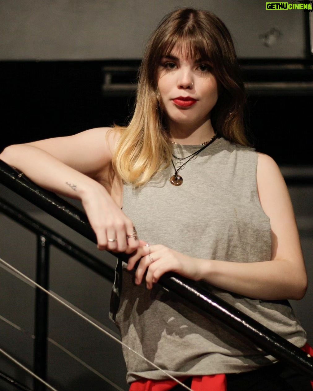 Luccas Papp - 266 Likes - Chegar à vida adulta, com todas as responsabilidades que isso implica, não é tarefa fácil. E muitas vezes a realidade quando se chega aos 30 anos não corresponde aos sonhos adolescentes. Este é o pano de fundo do espetáculo 2 Palitos 3.0, excelente dramaturgia e direção de Luccas Papp, nome propositivo na cena que se destaca em sua geração. A peça pode ser vista neste mês de julho aos sábados 20h30 e domingos 18h na SP Escola de Tearo (Praça Roosevelt, 210), com ingressos na Sympla. Papp também compõe o elenco ao lado de um jovem grupo talentoso e seguro nas cenas dramáticas que o texto apresenta. Calcado em pequenas histórias que se conectam, o roteiro navega pelas vidas de ex-colegas de escola às vésperas dos 30. A obra toca temas como depressão, ansiedade, sensacionalismo da mídia, dificuldades da vida artística, questões de sexualidade e de gênero, conflitos de casal, mentiras cotidianas, traumas oriundas do bullying, verdades que precisam ser reveladas e uma boa dose de mágoas que explodem na surpreendente cena final. Estão no elenco os talentosos Alessa Curi, Fernando Maia, Gabriela Gama, Giovana Stinglin, Guilherme Soares, Jow Black, Júlia Gomes, Lara Mendes, Laura Binder, Luccas Papp e Mauricio Fiori, além dos alternantes Beatriz Bento, Clara Raddatz, Leonardo de Cassio e Maurinho. A peça da LPB Produções ainda tem cenografia ágil de Hugo Ferreira, além de luz e trilha de Luccas Papp, que conta com Leticia Monezi na assistência de direção. 2 Palitos 3.0 traça um retrato potente de uma geração que perambula perdida e infeliz pela vida em pleno auge da juventude, pressionada pela crueldade das redes sociais vendedoras de uma vida irreal e inalcançável. Afinal, a felicidade mora em enxergar beleza no simples da vida cotidiana que se consegue ter. Mas, para isso, é preciso se libertar do jugalmento alheio e ter personalidade de sobra para ser o que se é.
★★★★
2 PALITOS 3.0
Avaliação: Muito Bom
Crítica por Miguel Arcanjo Prado
@2_palitos de @luccaspapp
na @escoladeteatro
Julho: sábado 20h30 e domingo 18h
Ingressos na Sympla
📷 @brunopoletti
#2palitos #luccaspapp #spescoladeteatro
#teatro #30anos #blogdoarcanjo
#miguelarcanjoprado
#miguelarcanjo