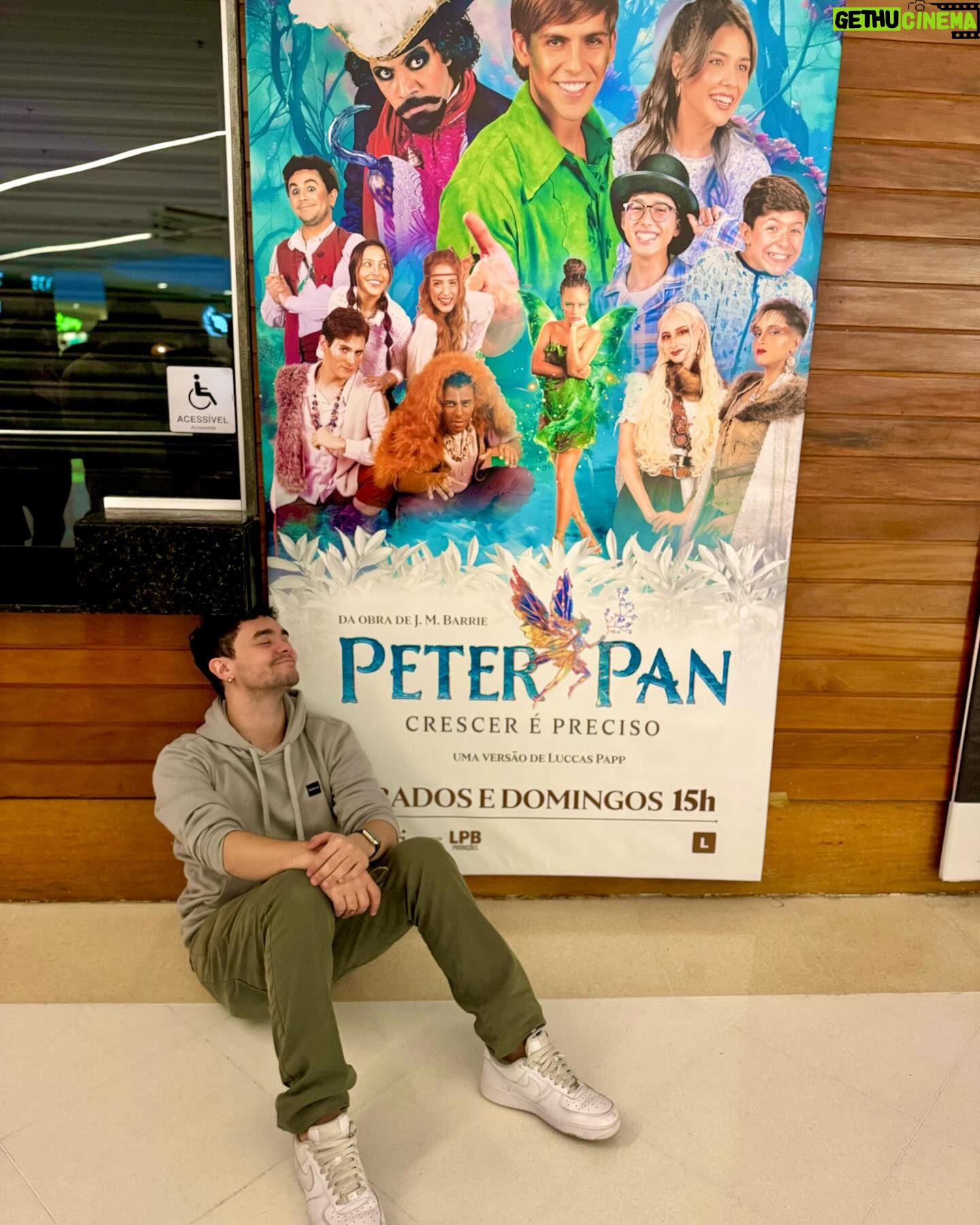 Luccas Papp - 785 Likes - Registro de um diretor, dramaturgo, cenógrafo e iluminador depois do primeiro dia de montagem de @peterpan.crescer. Ver minhas palavras e desenhos criarem vida de forma tão mágica faz valer qualquer sacrifício. Esse banner enorme na frente do @teatrodasartes é só a cereja do bolo de dias e noites de trabalho árduo. Escrevo essa legenda depois de 30 horas acordado (não façam isso 😬), e com a certeza de que a minha vida é tentar unir grandes histórias, grandes artistas e grandes cidadãos. O Peter Pan começa a voar nesse sábado… venha decolar com a gente. Vou te agradecer de todo coração 🍀🤍.