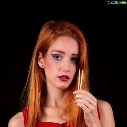 Luccas Papp - 266 Likes - Chegar à vida adulta, com todas as responsabilidades que isso implica, não é tarefa fácil. E muitas vezes a realidade quando se chega aos 30 anos não corresponde aos sonhos adolescentes. Este é o pano de fundo do espetáculo 2 Palitos 3.0, excelente dramaturgia e direção de Luccas Papp, nome propositivo na cena que se destaca em sua geração. A peça pode ser vista neste mês de julho aos sábados 20h30 e domingos 18h na SP Escola de Tearo (Praça Roosevelt, 210), com ingressos na Sympla. Papp também compõe o elenco ao lado de um jovem grupo talentoso e seguro nas cenas dramáticas que o texto apresenta. Calcado em pequenas histórias que se conectam, o roteiro navega pelas vidas de ex-colegas de escola às vésperas dos 30. A obra toca temas como depressão, ansiedade, sensacionalismo da mídia, dificuldades da vida artística, questões de sexualidade e de gênero, conflitos de casal, mentiras cotidianas, traumas oriundas do bullying, verdades que precisam ser reveladas e uma boa dose de mágoas que explodem na surpreendente cena final. Estão no elenco os talentosos Alessa Curi, Fernando Maia, Gabriela Gama, Giovana Stinglin, Guilherme Soares, Jow Black, Júlia Gomes, Lara Mendes, Laura Binder, Luccas Papp e Mauricio Fiori, além dos alternantes Beatriz Bento, Clara Raddatz, Leonardo de Cassio e Maurinho. A peça da LPB Produções ainda tem cenografia ágil de Hugo Ferreira, além de luz e trilha de Luccas Papp, que conta com Leticia Monezi na assistência de direção. 2 Palitos 3.0 traça um retrato potente de uma geração que perambula perdida e infeliz pela vida em pleno auge da juventude, pressionada pela crueldade das redes sociais vendedoras de uma vida irreal e inalcançável. Afinal, a felicidade mora em enxergar beleza no simples da vida cotidiana que se consegue ter. Mas, para isso, é preciso se libertar do jugalmento alheio e ter personalidade de sobra para ser o que se é.
★★★★
2 PALITOS 3.0
Avaliação: Muito Bom
Crítica por Miguel Arcanjo Prado
@2_palitos de @luccaspapp
na @escoladeteatro
Julho: sábado 20h30 e domingo 18h
Ingressos na Sympla
📷 @brunopoletti
#2palitos #luccaspapp #spescoladeteatro
#teatro #30anos #blogdoarcanjo
#miguelarcanjoprado
#miguelarcanjo