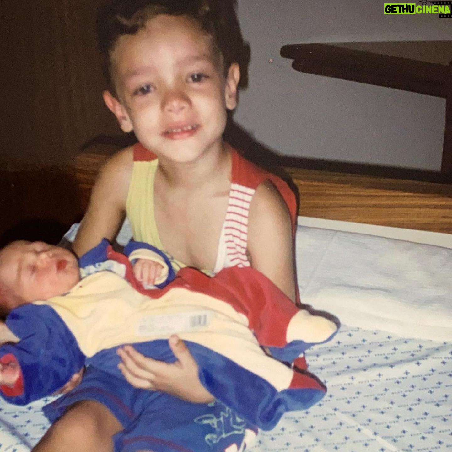 Luccas Papp - 3 Likes - Meu irmão tem 5 anos a menos do que eu. Em 1997, logo depois de seu nascimento, o vi pela primeira vez e chorei de alegria (momento registrado na segunda foto). Escrevi “O Estranho Atrás da Porta” em 2014 para falar sobre tolerância, empatia, e principalmente: o amor de irmão. Que honra poder retornar, 10 anos depois, com minha obra mais premiada, ao lado de quem me inspirou a escrevê-la.
Serão apenas 4 apresentações na SP Escola de Teatro (@escoladeteatro) , na praça Roosevelt. Sextas e sábados às 20h30, de 16 a 24/02 com preços populares. As vendas ocorrem APENAS pela internet e o link já está na nossa bio. São só 60 lugares, então corre para não ficar sem. Eu e o meu maninho estamos te esperando! E se não quiser ir por nós, não tem problema, mas faça @deborapapp_ e @ronaldopapp felizes, porque eles merecem em dobro dessa vez ❤️
📸 @dremarketeira e @erikalmeida