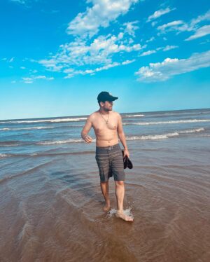 Luccas Papp Instagram - A única foto de praia desse ciclo olímpico. Agora só daqui 4 anos hahaha ✨☀️ 
P.S.: prometo malhar mais até a próxima.