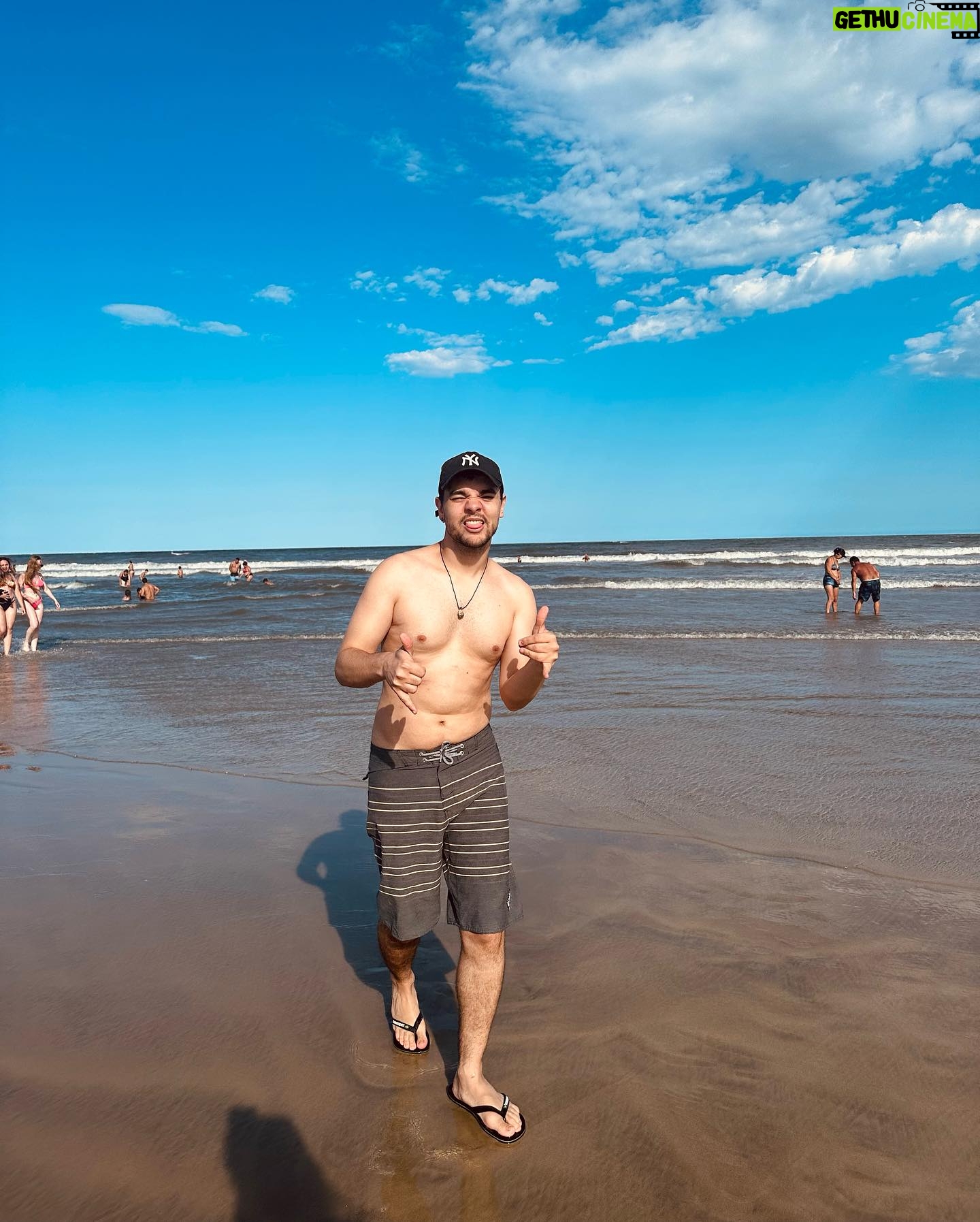 Luccas Papp - 3 Likes - A única foto de praia desse ciclo olímpico. Agora só daqui 4 anos hahaha ✨☀️
P.S.: prometo malhar mais até a próxima.