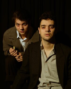 Luccas Papp Instagram - Última chamada para “O Estranho Atrás da Porta” , que estreia nessa sexta-feira. São apenas 4 apresentações na @escoladeteatro . Eu, ao lado de meu irmão, contando uma história de família e tolerância. Você não pode perder esse presente que a vida me deu. Ingressos populares no link da Bio. Vem com a gente? 
📸 @dremarketeira e @erikalmeida