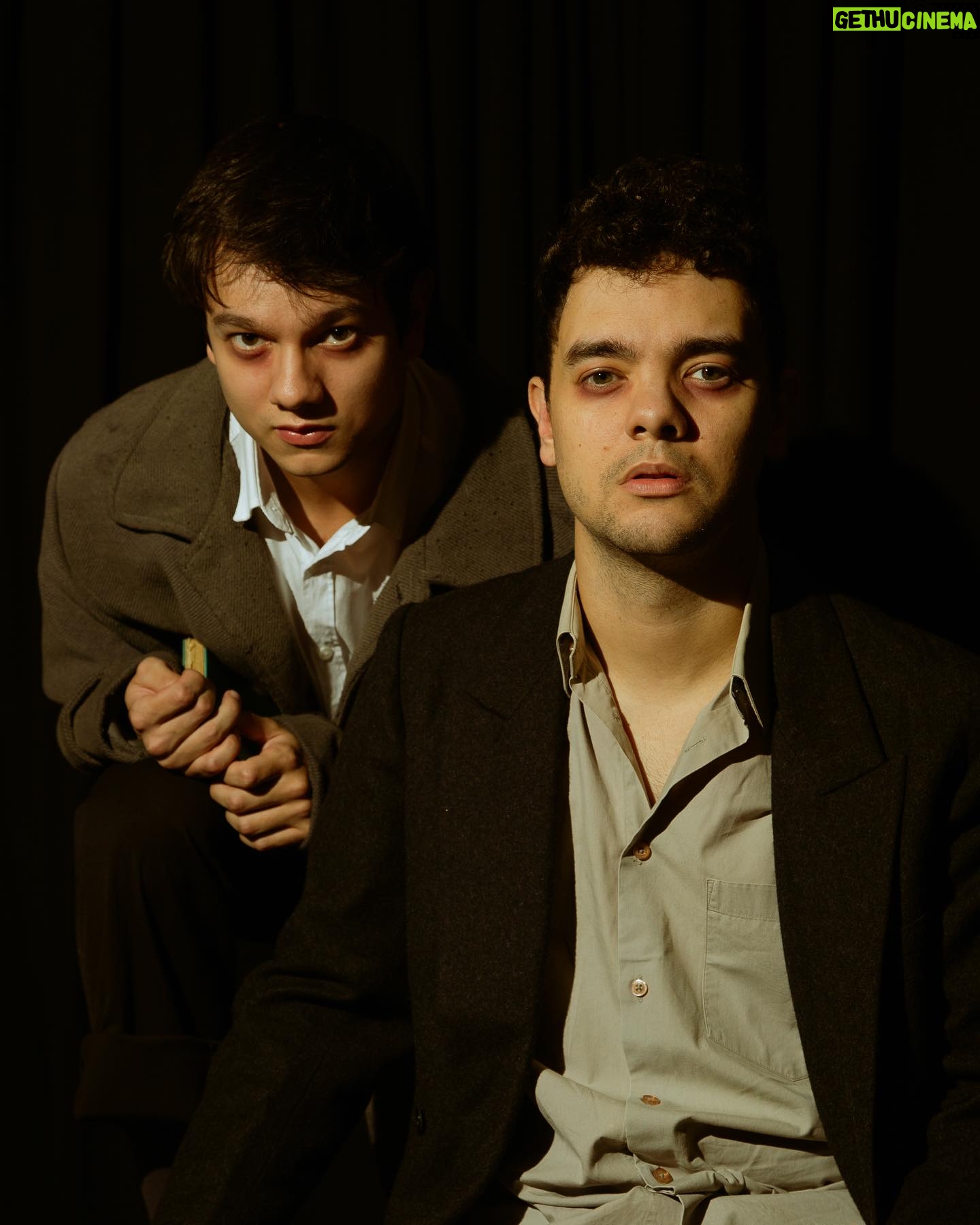 Luccas Papp - 3 Likes - Última chamada para “O Estranho Atrás da Porta” , que estreia nessa sexta-feira. São apenas 4 apresentações na @escoladeteatro . Eu, ao lado de meu irmão, contando uma história de família e tolerância. Você não pode perder esse presente que a vida me deu. Ingressos populares no link da Bio. Vem com a gente?
📸 @dremarketeira e @erikalmeida