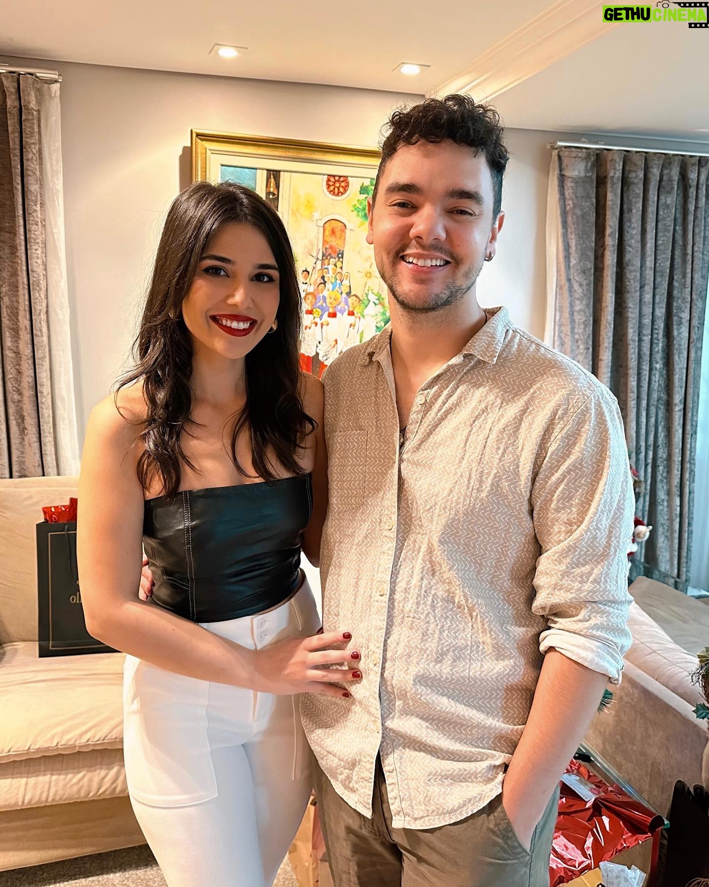 Luccas Papp - 3 Likes - Um Feliz Natal! Que vocês tenham uma noite tão feliz quanto a nossa ✨🎁 paz, sucesso e prosperidade! Não existe segredo: fazer o bem sempre será recompensado! Um beijo carinhoso ❤️