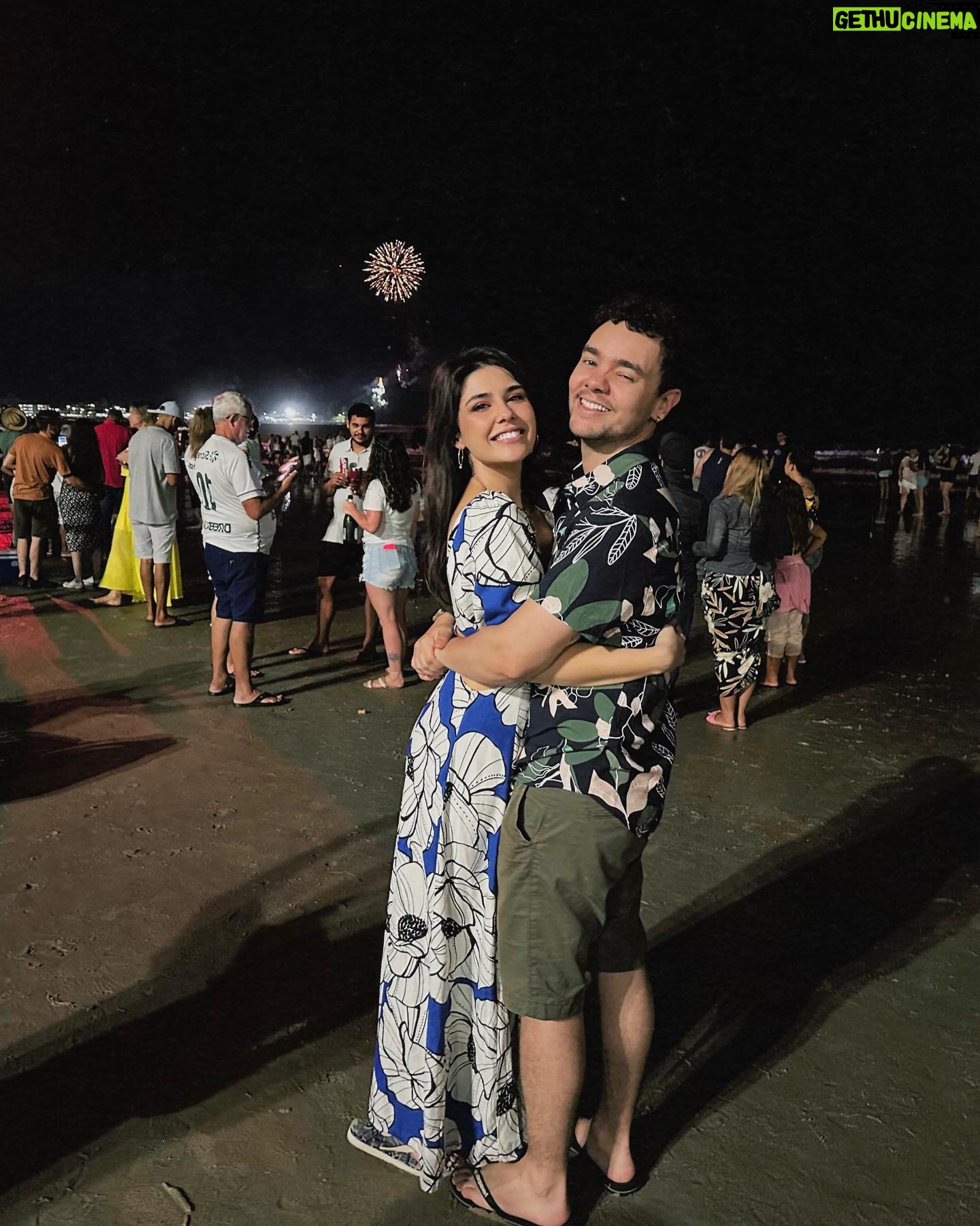 Luccas Papp - 3 Likes - Um Feliz 2024 da nossa família para a sua!
Que seja de saúde, paz, sucesso e muito amor.
Não faltará teatro e muitas histórias para contar! Um beijo do cara mais mais feliz do mundo 🤍✨🎭