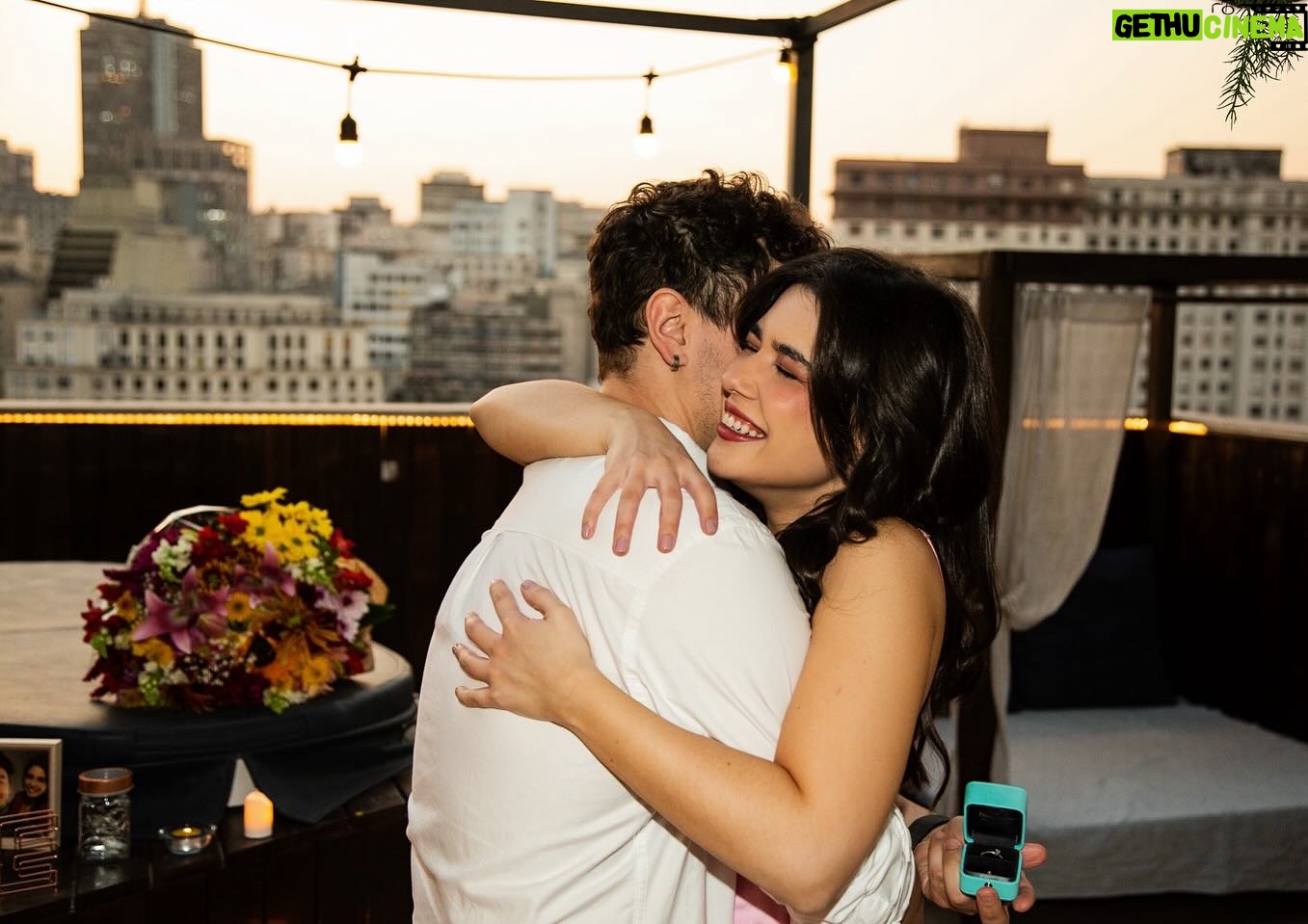 Luccas Papp - 7.3K Likes - Eu pedi… e ela disse SIM! 💍🩷
Do nosso jeitinho, no nosso tempo, na nossa cidade, e com o maior amor do Mundo! Que incrível foi planejar a surpresa e o dia que você tanto desejou… e que linda será a nossa vida juntos! Obrigado a cada pessoa que fez parte do momento e a todos que sempre nos encheram de carinho! Podem escrever e gritar: Agora somos NOIVOS! 🤵🏻👰🏻♀️