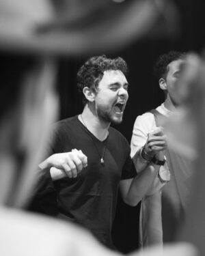 Luccas Papp Instagram - Fim de mais um semestre de sucesso na @ciaepilogo . Só agradecer aos mais de 90 atores que se dedicaram por meses em uma só missão: contar boas histórias através do teatro. Obrigado por todo carinho e confiança. Em 2024 tem mais! 🎭❤️
📸 @dremarketeira