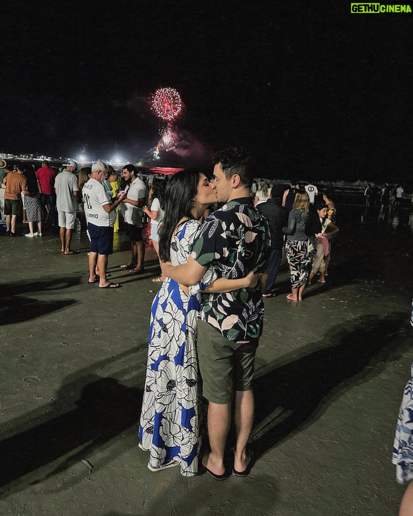 Luccas Papp - 3 Likes - Um Feliz 2024 da nossa família para a sua!
Que seja de saúde, paz, sucesso e muito amor.
Não faltará teatro e muitas histórias para contar! Um beijo do cara mais mais feliz do mundo 🤍✨🎭