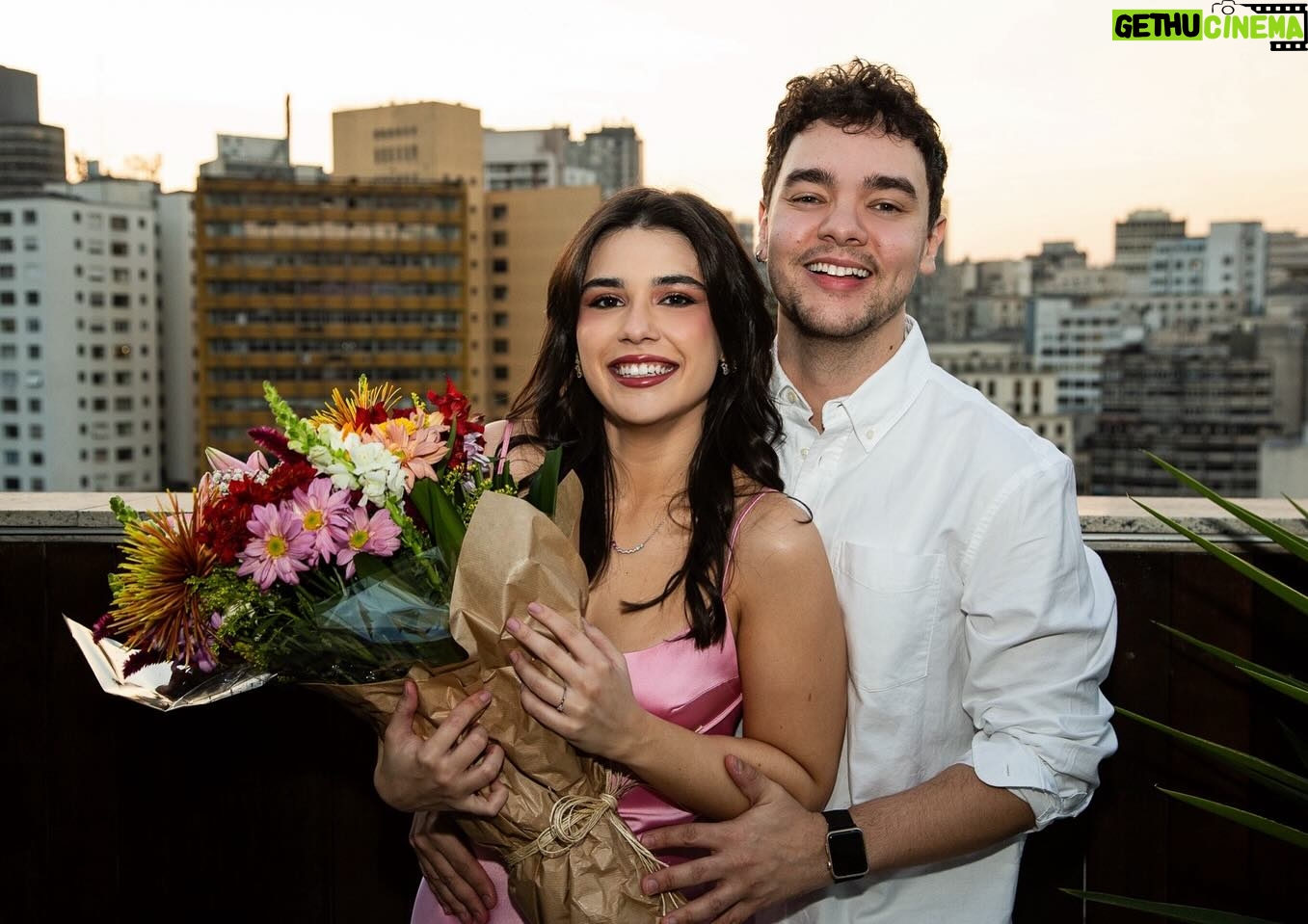 Luccas Papp - 7.3K Likes - Eu pedi… e ela disse SIM! 💍🩷
Do nosso jeitinho, no nosso tempo, na nossa cidade, e com o maior amor do Mundo! Que incrível foi planejar a surpresa e o dia que você tanto desejou… e que linda será a nossa vida juntos! Obrigado a cada pessoa que fez parte do momento e a todos que sempre nos encheram de carinho! Podem escrever e gritar: Agora somos NOIVOS! 🤵🏻👰🏻♀️