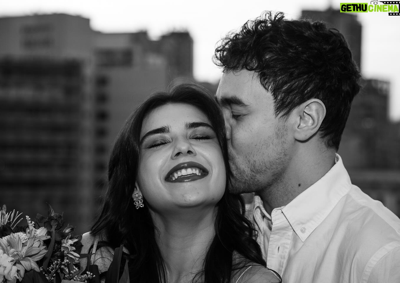 Luccas Papp - 7.3K Likes - Eu pedi… e ela disse SIM! 💍🩷
Do nosso jeitinho, no nosso tempo, na nossa cidade, e com o maior amor do Mundo! Que incrível foi planejar a surpresa e o dia que você tanto desejou… e que linda será a nossa vida juntos! Obrigado a cada pessoa que fez parte do momento e a todos que sempre nos encheram de carinho! Podem escrever e gritar: Agora somos NOIVOS! 🤵🏻👰🏻♀️