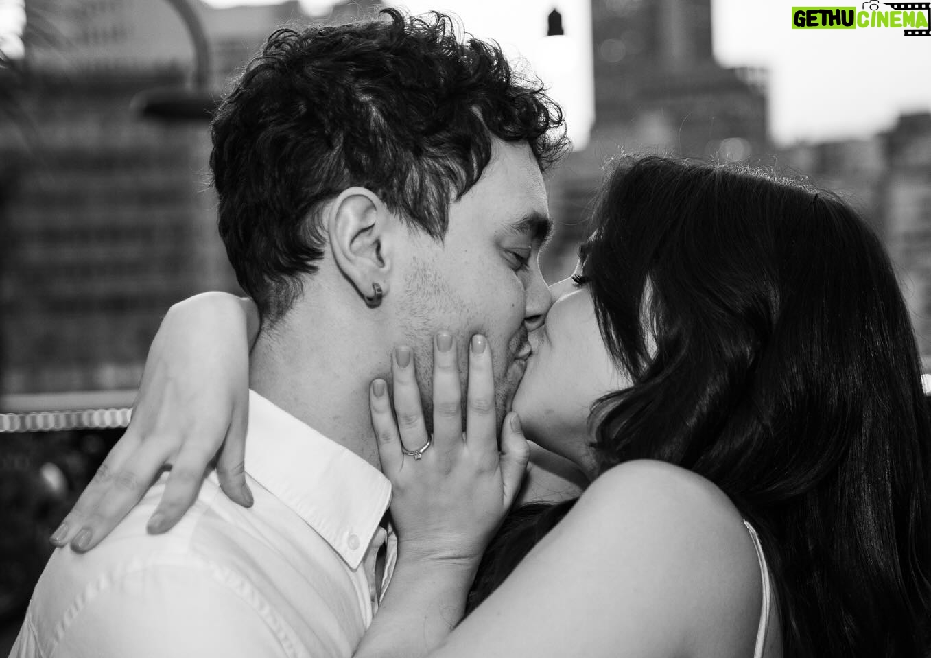 Luccas Papp - 7.3K Likes - Eu pedi… e ela disse SIM! 💍🩷
Do nosso jeitinho, no nosso tempo, na nossa cidade, e com o maior amor do Mundo! Que incrível foi planejar a surpresa e o dia que você tanto desejou… e que linda será a nossa vida juntos! Obrigado a cada pessoa que fez parte do momento e a todos que sempre nos encheram de carinho! Podem escrever e gritar: Agora somos NOIVOS! 🤵🏻👰🏻♀️