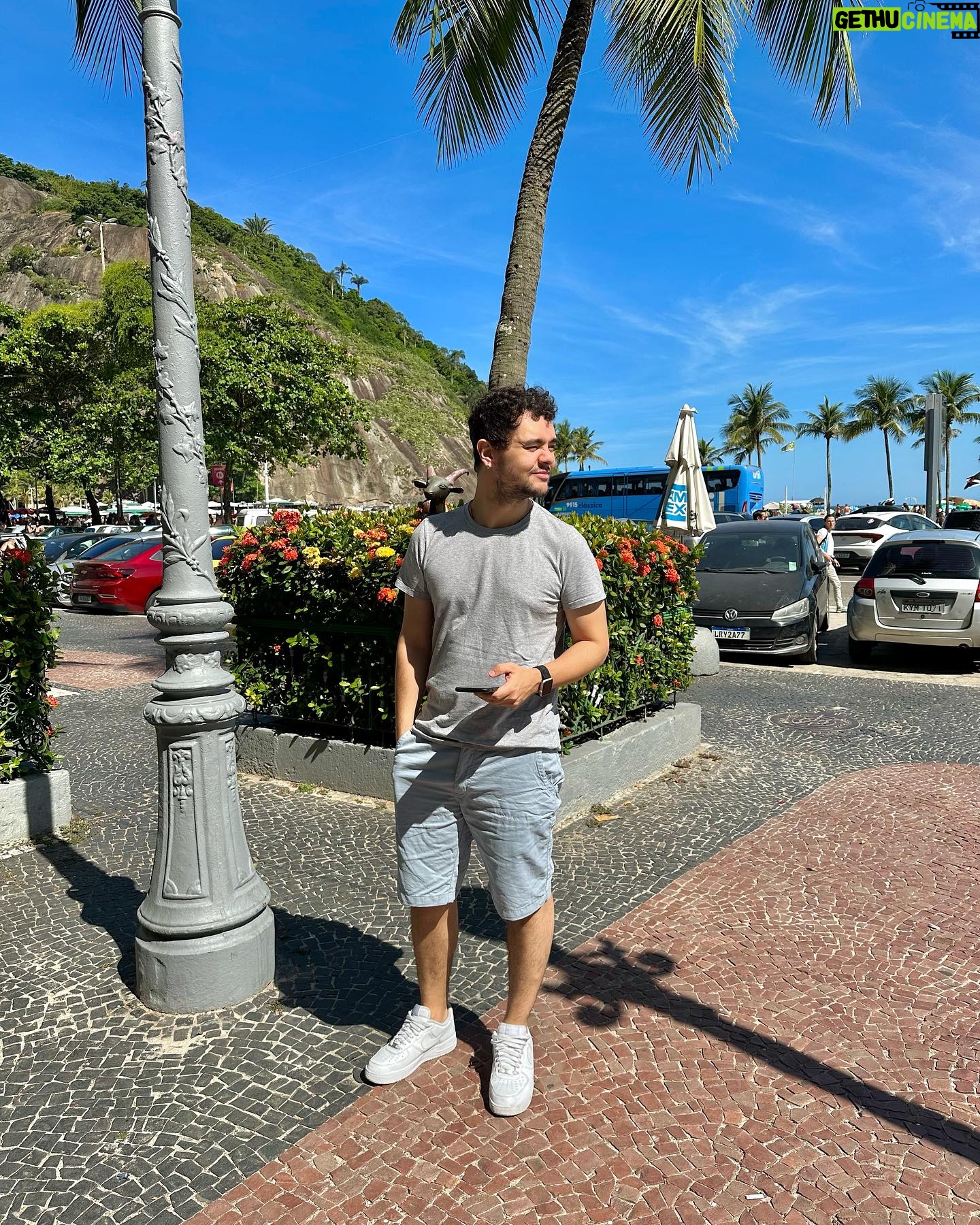 Luccas Papp - 3 Likes - Flagrado fechando negócios na segunda-feira de Carnaval com a roupa (e a cara) amassada 🎊