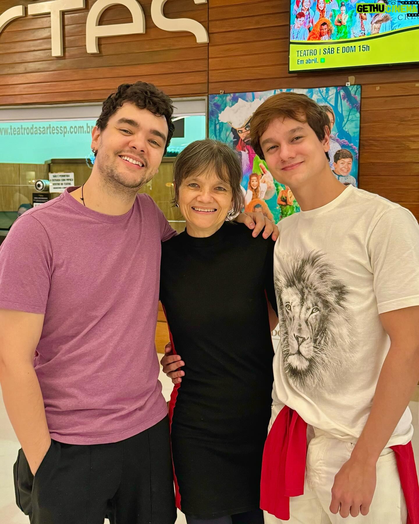 Luccas Papp - 3 Likes - Dia das mães com a paixão nacional @deborapapp_ 💙 que quis tirar foto na frente do cartaz da peça para já fazer propaganda hahaha não tem como não amar essa mulher!