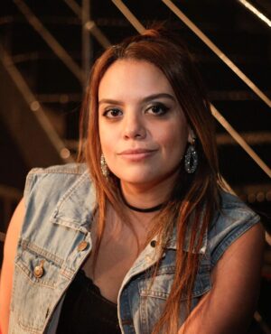 Luccas Papp Instagram - Chegar à vida adulta, com todas as responsabilidades que isso implica, não é tarefa fácil. E muitas vezes a realidade quando se chega aos 30 anos não corresponde aos sonhos adolescentes. Este é o pano de fundo do espetáculo 2 Palitos 3.0, excelente dramaturgia e direção de Luccas Papp, nome propositivo na cena que se destaca em sua geração. A peça pode ser vista neste mês de julho aos sábados 20h30 e domingos 18h na SP Escola de Tearo (Praça Roosevelt, 210), com ingressos na Sympla. Papp também compõe o elenco ao lado de um jovem grupo talentoso e seguro nas cenas dramáticas que o texto apresenta. Calcado em pequenas histórias que se conectam, o roteiro navega pelas vidas de ex-colegas de escola às vésperas dos 30. A obra toca temas como depressão, ansiedade, sensacionalismo da mídia, dificuldades da vida artística, questões de sexualidade e de gênero, conflitos de casal, mentiras cotidianas, traumas oriundas do bullying, verdades que precisam ser reveladas e uma boa dose de mágoas que explodem na surpreendente cena final. Estão no elenco os talentosos Alessa Curi, Fernando Maia, Gabriela Gama, Giovana Stinglin, Guilherme Soares, Jow Black, Júlia Gomes, Lara Mendes, Laura Binder, Luccas Papp e Mauricio Fiori, além dos alternantes Beatriz Bento, Clara Raddatz, Leonardo de Cassio e Maurinho. A peça da LPB Produções ainda tem cenografia ágil de Hugo Ferreira, além de luz e trilha de Luccas Papp, que conta com Leticia Monezi na assistência de direção. 2 Palitos 3.0 traça um retrato potente de uma geração que perambula perdida e infeliz pela vida em pleno auge da juventude, pressionada pela crueldade das redes sociais vendedoras de uma vida irreal e inalcançável. Afinal, a felicidade mora em enxergar beleza no simples da vida cotidiana que se consegue ter. Mas, para isso, é preciso se libertar do jugalmento alheio e ter personalidade de sobra para ser o que se é.

★★★★
2 PALITOS 3.0
Avaliação: Muito Bom
Crítica por Miguel Arcanjo Prado

@2_palitos de @luccaspapp
na @escoladeteatro
Julho: sábado 20h30 e domingo 18h 
Ingressos na Sympla

📷 @brunopoletti

#2palitos #luccaspapp #spescoladeteatro
#teatro #30anos #blogdoarcanjo
#miguelarcanjoprado
#miguelarcanjo
