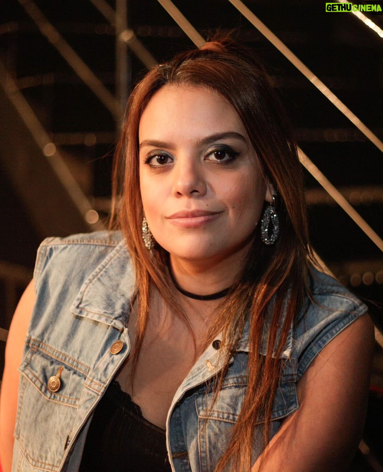 Luccas Papp - 266 Likes - Chegar à vida adulta, com todas as responsabilidades que isso implica, não é tarefa fácil. E muitas vezes a realidade quando se chega aos 30 anos não corresponde aos sonhos adolescentes. Este é o pano de fundo do espetáculo 2 Palitos 3.0, excelente dramaturgia e direção de Luccas Papp, nome propositivo na cena que se destaca em sua geração. A peça pode ser vista neste mês de julho aos sábados 20h30 e domingos 18h na SP Escola de Tearo (Praça Roosevelt, 210), com ingressos na Sympla. Papp também compõe o elenco ao lado de um jovem grupo talentoso e seguro nas cenas dramáticas que o texto apresenta. Calcado em pequenas histórias que se conectam, o roteiro navega pelas vidas de ex-colegas de escola às vésperas dos 30. A obra toca temas como depressão, ansiedade, sensacionalismo da mídia, dificuldades da vida artística, questões de sexualidade e de gênero, conflitos de casal, mentiras cotidianas, traumas oriundas do bullying, verdades que precisam ser reveladas e uma boa dose de mágoas que explodem na surpreendente cena final. Estão no elenco os talentosos Alessa Curi, Fernando Maia, Gabriela Gama, Giovana Stinglin, Guilherme Soares, Jow Black, Júlia Gomes, Lara Mendes, Laura Binder, Luccas Papp e Mauricio Fiori, além dos alternantes Beatriz Bento, Clara Raddatz, Leonardo de Cassio e Maurinho. A peça da LPB Produções ainda tem cenografia ágil de Hugo Ferreira, além de luz e trilha de Luccas Papp, que conta com Leticia Monezi na assistência de direção. 2 Palitos 3.0 traça um retrato potente de uma geração que perambula perdida e infeliz pela vida em pleno auge da juventude, pressionada pela crueldade das redes sociais vendedoras de uma vida irreal e inalcançável. Afinal, a felicidade mora em enxergar beleza no simples da vida cotidiana que se consegue ter. Mas, para isso, é preciso se libertar do jugalmento alheio e ter personalidade de sobra para ser o que se é.
★★★★
2 PALITOS 3.0
Avaliação: Muito Bom
Crítica por Miguel Arcanjo Prado
@2_palitos de @luccaspapp
na @escoladeteatro
Julho: sábado 20h30 e domingo 18h
Ingressos na Sympla
📷 @brunopoletti
#2palitos #luccaspapp #spescoladeteatro
#teatro #30anos #blogdoarcanjo
#miguelarcanjoprado
#miguelarcanjo