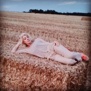 Luce Mouchel Instagram - Août...
#moisson#odeurdufoin#biendansmabotte❤️🌷😘