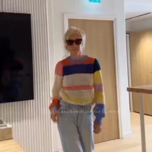 Luce Mouchel Instagram - Bon, on va pas se mentir, à 60 ans, on n’est plus comme qui dirait,  jeune…. Vieille ? Non mais ça va pas la tête ?!?
Alors quoi ? 
Mûre ? Mouais…
Sage ? Bof…
Fatiguée ? Moins que les jeunes 😂  Nostalgique ? Je l’étais avant…
Belle ? C’est pas le sujet…
Moi-même ? Euh… c’est qui ?
Et si je décidais de me la péter plutôt ?
