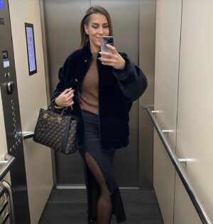 Lucia Krajčovič Instagram - Ďakujem mojej dlhoročnej múze za styling a kopu ženskej energie @viktoreniak. Aj keď náš večer nevyšiel  podľa predstáv, plánov a snov, stále si pre mňa najsilnejší chlap v tomto vesmíre @vlastocepo 💙