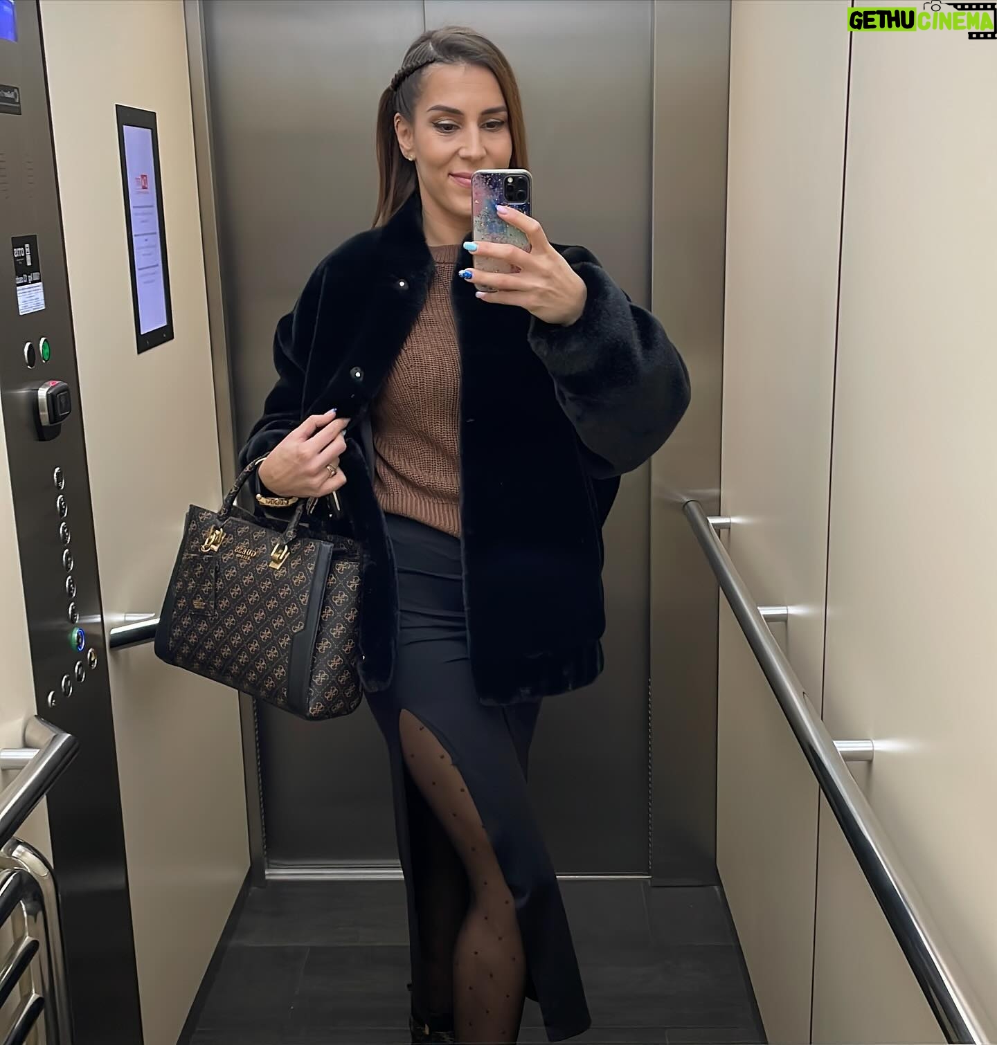 Lucia Krajčovič - 1.6K Likes - Ďakujem mojej dlhoročnej múze za styling a kopu ženskej energie @viktoreniak. Aj keď náš večer nevyšiel podľa predstáv, plánov a snov, stále si pre mňa najsilnejší chlap v tomto vesmíre @vlastocepo 💙
