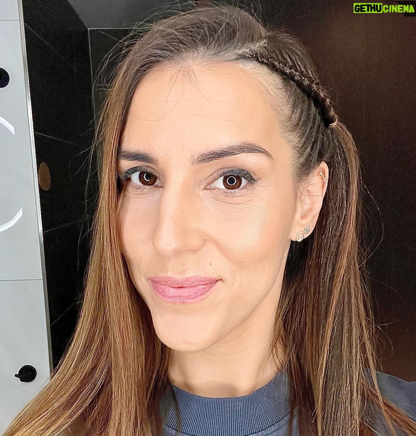 Lucia Krajčovič - 1.6K Likes - Ďakujem mojej dlhoročnej múze za styling a kopu ženskej energie @viktoreniak. Aj keď náš večer nevyšiel podľa predstáv, plánov a snov, stále si pre mňa najsilnejší chlap v tomto vesmíre @vlastocepo 💙