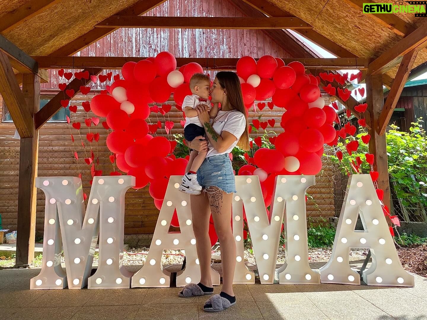Lucia Krajčovič - 0.9K Likes - MAMA 🥰💫 ďakujem za vás dvoch každý jeden deň ( ÁNO aj vtedy, keď som kričala, ÁNO aj vtedy, keď ste ma naštvali, ÁNO aj vtedy, keď ste ma vôbec nepočúvali ). Každý deň bez rozdielu, lebo ste to najväčšie šťastie v živote a každému by som dopriala také úžasné stvorenia 💜💙