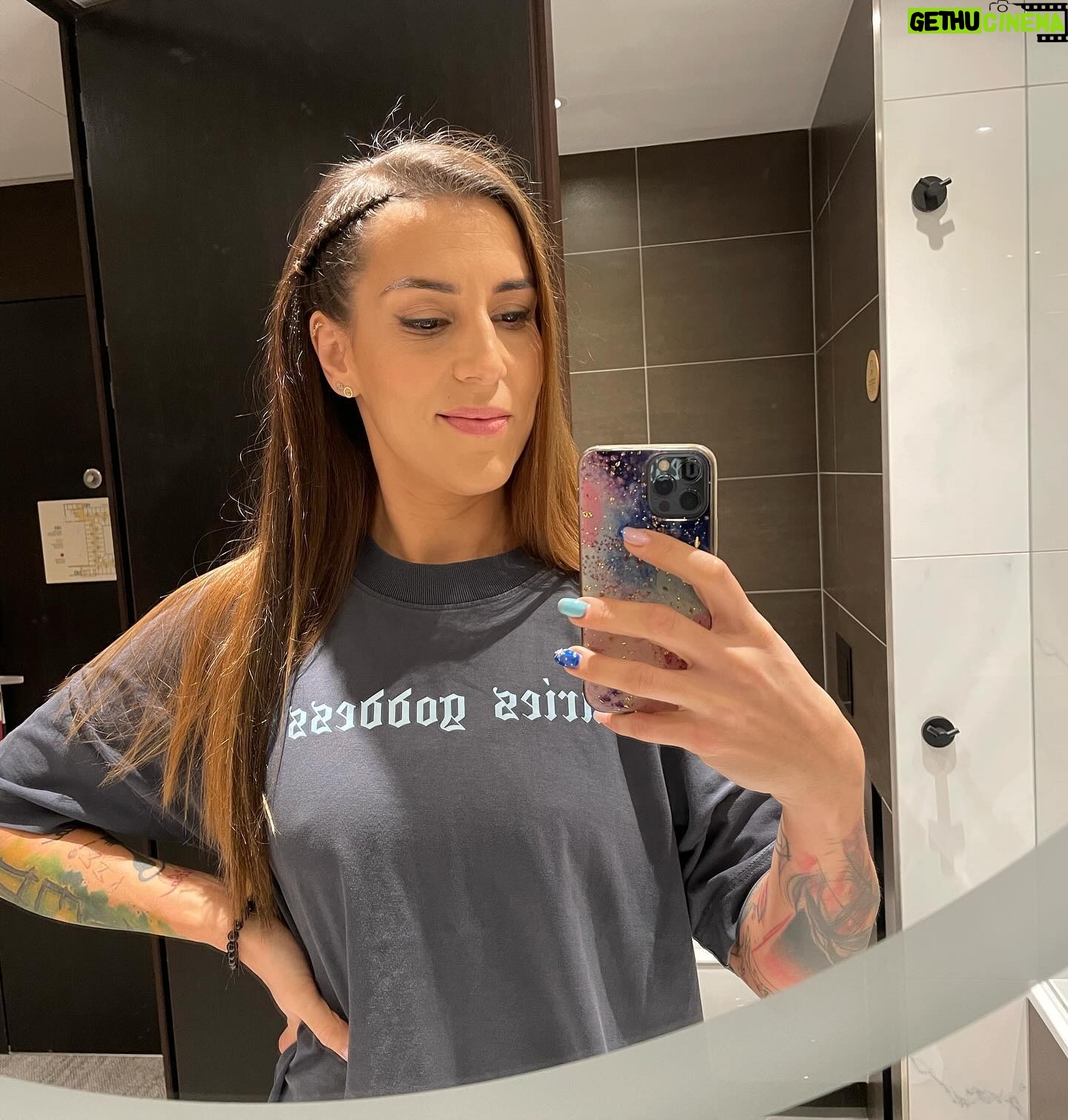 Lucia Krajčovič - 1.6K Likes - Ďakujem mojej dlhoročnej múze za styling a kopu ženskej energie @viktoreniak. Aj keď náš večer nevyšiel podľa predstáv, plánov a snov, stále si pre mňa najsilnejší chlap v tomto vesmíre @vlastocepo 💙
