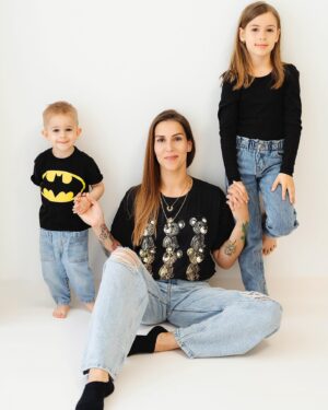 Lucia Krajčovič Instagram - MÔJ GANG 🩵 môj vesmír 🩷 moja krv 💚 moja rodina ❤️
Pri všetkých fotkách v telefóne, či už z fotení, výletov, alebo obyčajných doma fotených, si uvedomím, aké krásne putá máme navzájom medzi sebou. Samozrejme pri povinnostiach a zhone si častokrát tieto putá nevšimneme, ale sú tam, krásne, čisté, rôznorodé a výnimočné. 💙💜💛💚

#teamcepokrajcovic 🍀

@lydia_bilikova_fotografka 📸