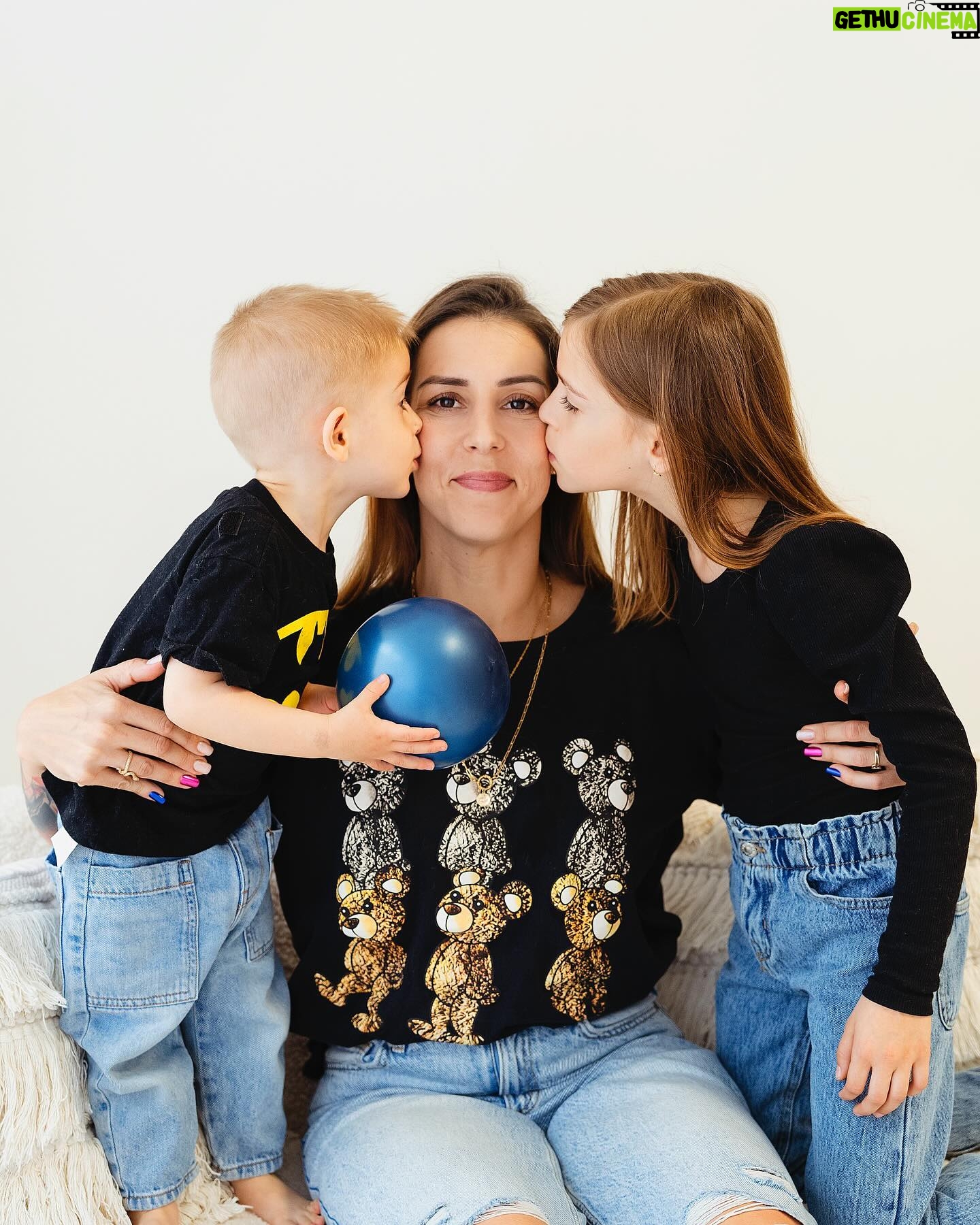 Lucia Krajčovič - 1.6K Likes - MÔJ GANG 🩵 môj vesmír 🩷 moja krv 💚 moja rodina ❤️
Pri všetkých fotkách v telefóne, či už z fotení, výletov, alebo obyčajných doma fotených, si uvedomím, aké krásne putá máme navzájom medzi sebou. Samozrejme pri povinnostiach a zhone si častokrát tieto putá nevšimneme, ale sú tam, krásne, čisté, rôznorodé a výnimočné. 💙💜💛💚
#teamcepokrajcovic 🍀
@lydia_bilikova_fotografka 📸