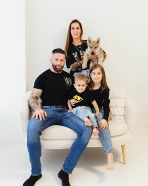 Lucia Krajčovič Instagram - MÔJ GANG 🩵 môj vesmír 🩷 moja krv 💚 moja rodina ❤️
Pri všetkých fotkách v telefóne, či už z fotení, výletov, alebo obyčajných doma fotených, si uvedomím, aké krásne putá máme navzájom medzi sebou. Samozrejme pri povinnostiach a zhone si častokrát tieto putá nevšimneme, ale sú tam, krásne, čisté, rôznorodé a výnimočné. 💙💜💛💚

#teamcepokrajcovic 🍀

@lydia_bilikova_fotografka 📸