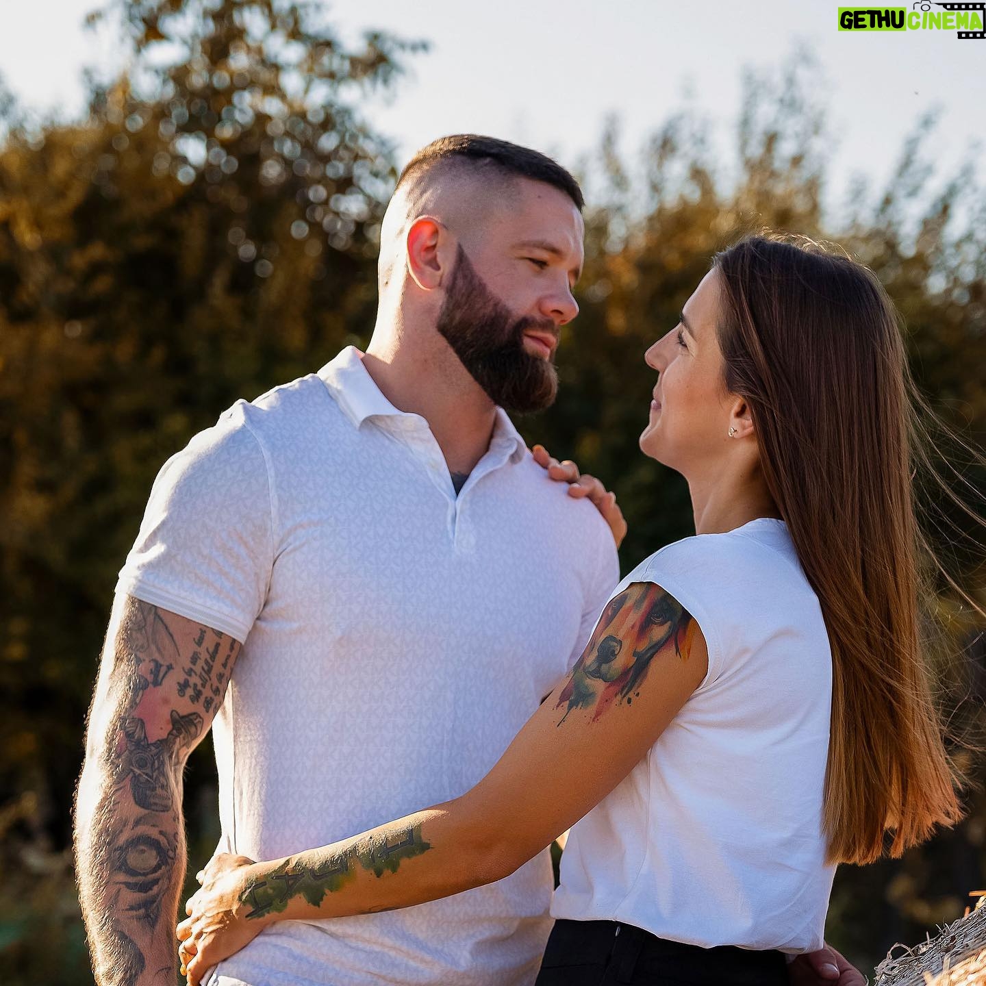 Lucia Krajčovič - 2.7K Likes - Možno sa na mňa nepozerá tak, ako sa vie pozerať na NUTELLU 😃, ale viem, že ho inšpirujem a motivujem, pretože aj on mňa. Posledné týždne som rozmýšľala čo si navzájom dávame, ukazujeme, učíme sa a je toho veľmi veľmi veľa. Za tie 4 roky sme sa zmenili ako ľudia, ako športovci, ako bytosti, ako rodičia, ako partneri. Pre mňa najdôležitejšie je, že sa posúvame ďalej, no nie každý sám, ale spolu. Sme si sudcami aj motivátormi, sme si oporou aj kritikmi. Snažíme sa byť lepší ľudia zo dňa na deň, no stále robíme OBIDVAJA chyby. ALE tie chyby robíme SPOLU. Čiže na opravenie jednej chyby máme dvojnásobné množstvo energie, ktorá ju vyrieši 💙🍀❤️. Pokým to takto zostane , tak budem jeho NUTELLA 🤩♻️.
Fotky od @lydia_bilikova_fotografka
#teamcepokrajcovic #serbianlove