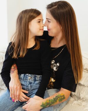 Lucia Krajčovič Instagram - MÔJ GANG 🩵 môj vesmír 🩷 moja krv 💚 moja rodina ❤️
Pri všetkých fotkách v telefóne, či už z fotení, výletov, alebo obyčajných doma fotených, si uvedomím, aké krásne putá máme navzájom medzi sebou. Samozrejme pri povinnostiach a zhone si častokrát tieto putá nevšimneme, ale sú tam, krásne, čisté, rôznorodé a výnimočné. 💙💜💛💚

#teamcepokrajcovic 🍀

@lydia_bilikova_fotografka 📸