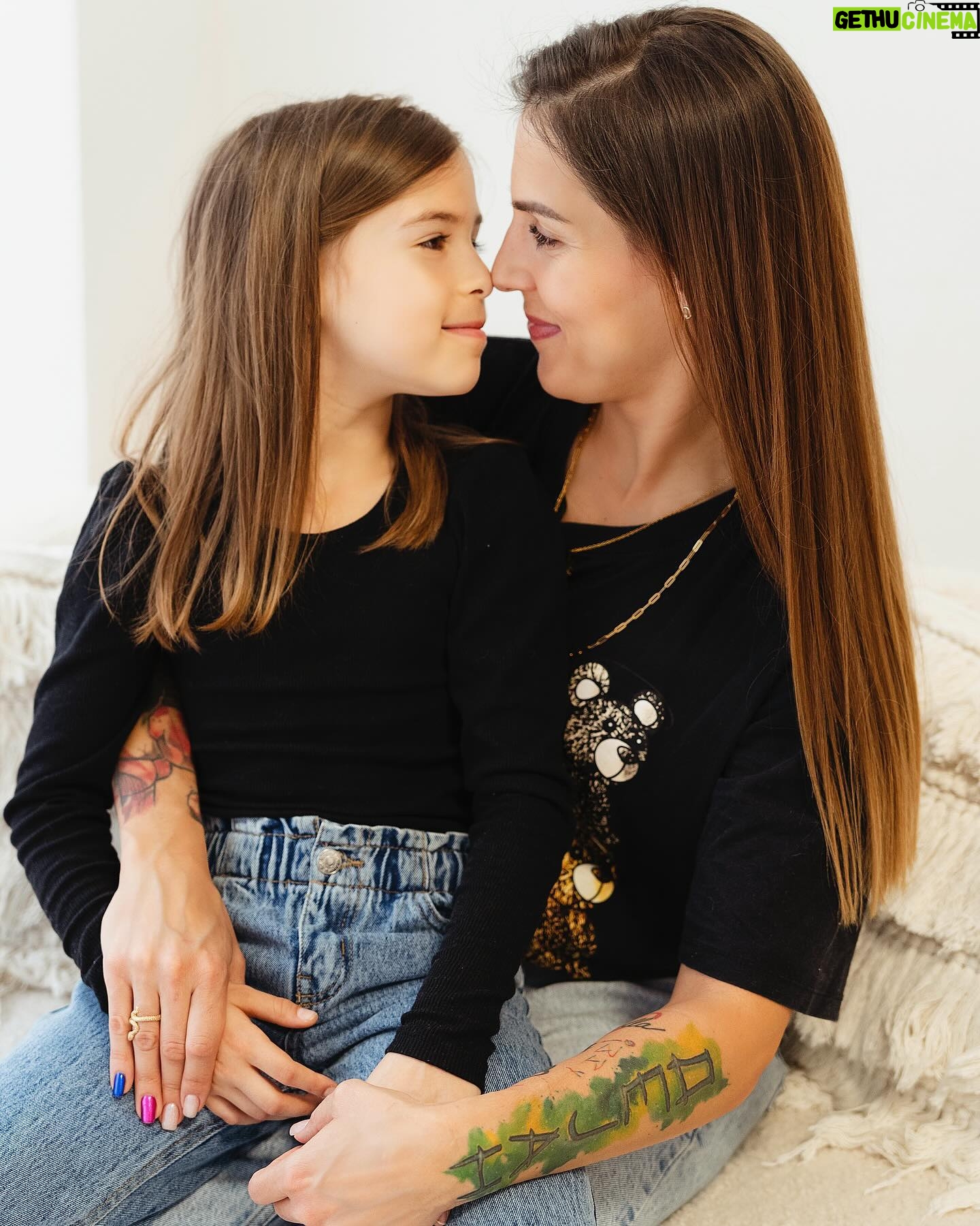 Lucia Krajčovič - 1.6K Likes - MÔJ GANG 🩵 môj vesmír 🩷 moja krv 💚 moja rodina ❤️
Pri všetkých fotkách v telefóne, či už z fotení, výletov, alebo obyčajných doma fotených, si uvedomím, aké krásne putá máme navzájom medzi sebou. Samozrejme pri povinnostiach a zhone si častokrát tieto putá nevšimneme, ale sú tam, krásne, čisté, rôznorodé a výnimočné. 💙💜💛💚
#teamcepokrajcovic 🍀
@lydia_bilikova_fotografka 📸
