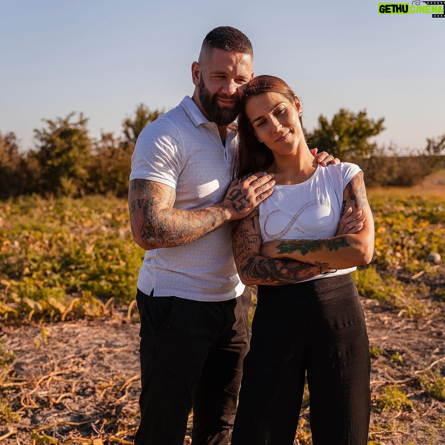 Lucia Krajčovič - 2.7K Likes - Možno sa na mňa nepozerá tak, ako sa vie pozerať na NUTELLU 😃, ale viem, že ho inšpirujem a motivujem, pretože aj on mňa. Posledné týždne som rozmýšľala čo si navzájom dávame, ukazujeme, učíme sa a je toho veľmi veľmi veľa. Za tie 4 roky sme sa zmenili ako ľudia, ako športovci, ako bytosti, ako rodičia, ako partneri. Pre mňa najdôležitejšie je, že sa posúvame ďalej, no nie každý sám, ale spolu. Sme si sudcami aj motivátormi, sme si oporou aj kritikmi. Snažíme sa byť lepší ľudia zo dňa na deň, no stále robíme OBIDVAJA chyby. ALE tie chyby robíme SPOLU. Čiže na opravenie jednej chyby máme dvojnásobné množstvo energie, ktorá ju vyrieši 💙🍀❤️. Pokým to takto zostane , tak budem jeho NUTELLA 🤩♻️.
Fotky od @lydia_bilikova_fotografka
#teamcepokrajcovic #serbianlove