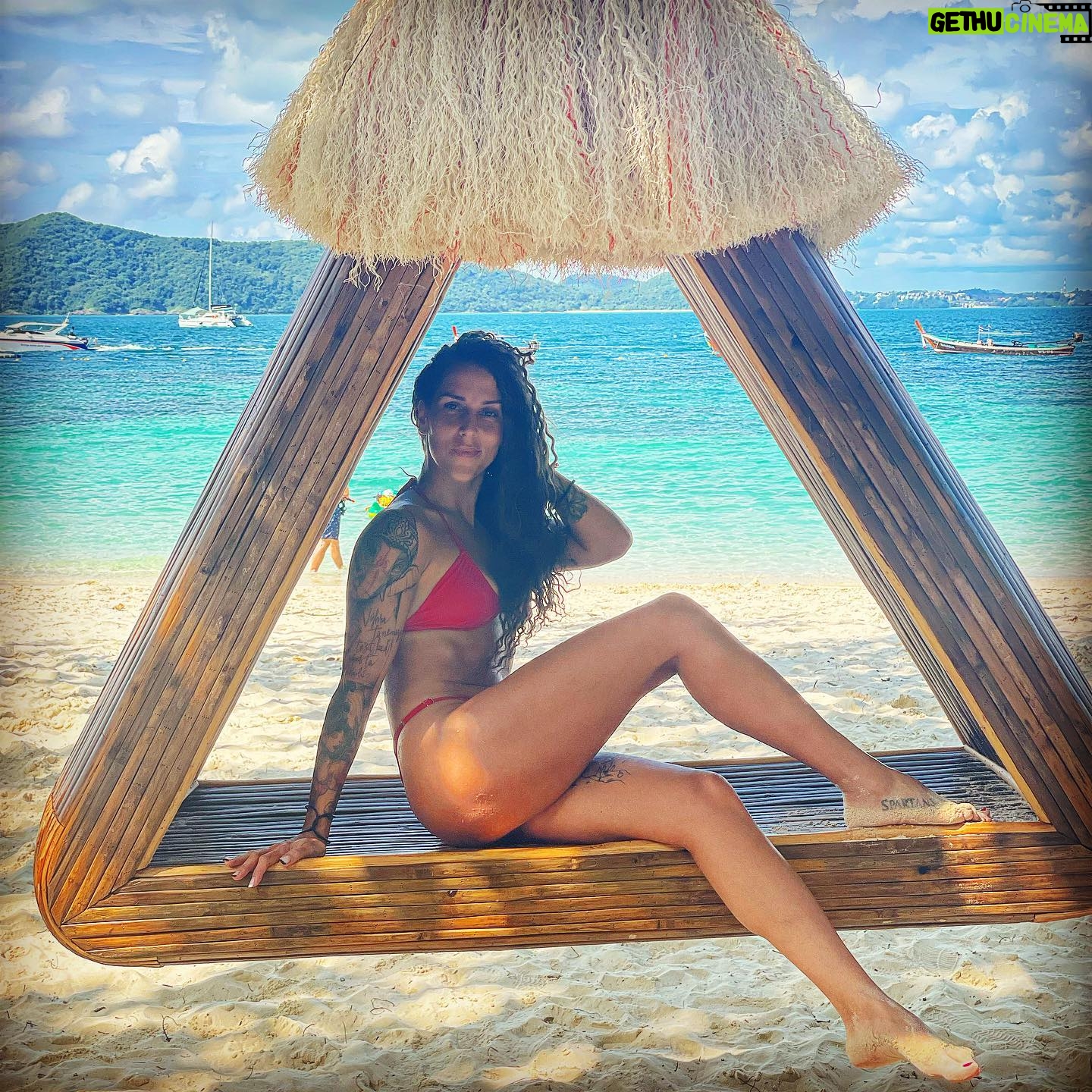Lucia Krajčovič - 1.4K Likes - 🍌 Banana Beach 🍌
Naša svadobná cesta sa pomaly končí 😃🤩 a my sme si to užili na 1000% 💙❤️, veľa sme spali, veľa sme sa rozprávali, jedli dobré jedlá, oddychovali, užívali jeden druhého, každý deň spolu trénovali, chodili veľa na masáže, plánovali ďalšie mesiace a život ♻️💚✅
#teamcepokrajcovic #balkanlove #serbianlove #thailand