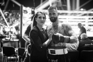 Lucia Krajčovič Instagram - Je zvláštne užívať si turnaje v publiku a nie v šatni. Ešte stále som si na to nezvykla…a možno si ani nikdy nezvyknem 🤷🏼‍♀️😊.

#fightnightchallenge #teamcepo #box #fighters