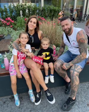 Lucia Krajčovič Instagram - 🔱 Rodina je rovnaká ako konáre stromov. Všetky rastú vlastným smerom, ale korene zostávajú rovnaké ❤️♻️💙

#momtobe #family #teamcepokrajcovic