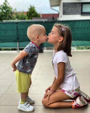 Lucia Krajčovič Instagram - Čistá láska 🩵💋🩷. Viac ako často po sebe kričia 😂, viac ako často sa hádajú, viac ako často na ňu Dejan vykrikuje IZANA 😆, viac ako často mu IZZY zakazuje brať jej hračky, ALE krv nie je voda a nič si neželám viac, ako to, aby na to v živote prišli a čím skôr, tým budem šťastnejšia 🩵🍀🩷

#myall #teamcepokrajcovic #surodenci