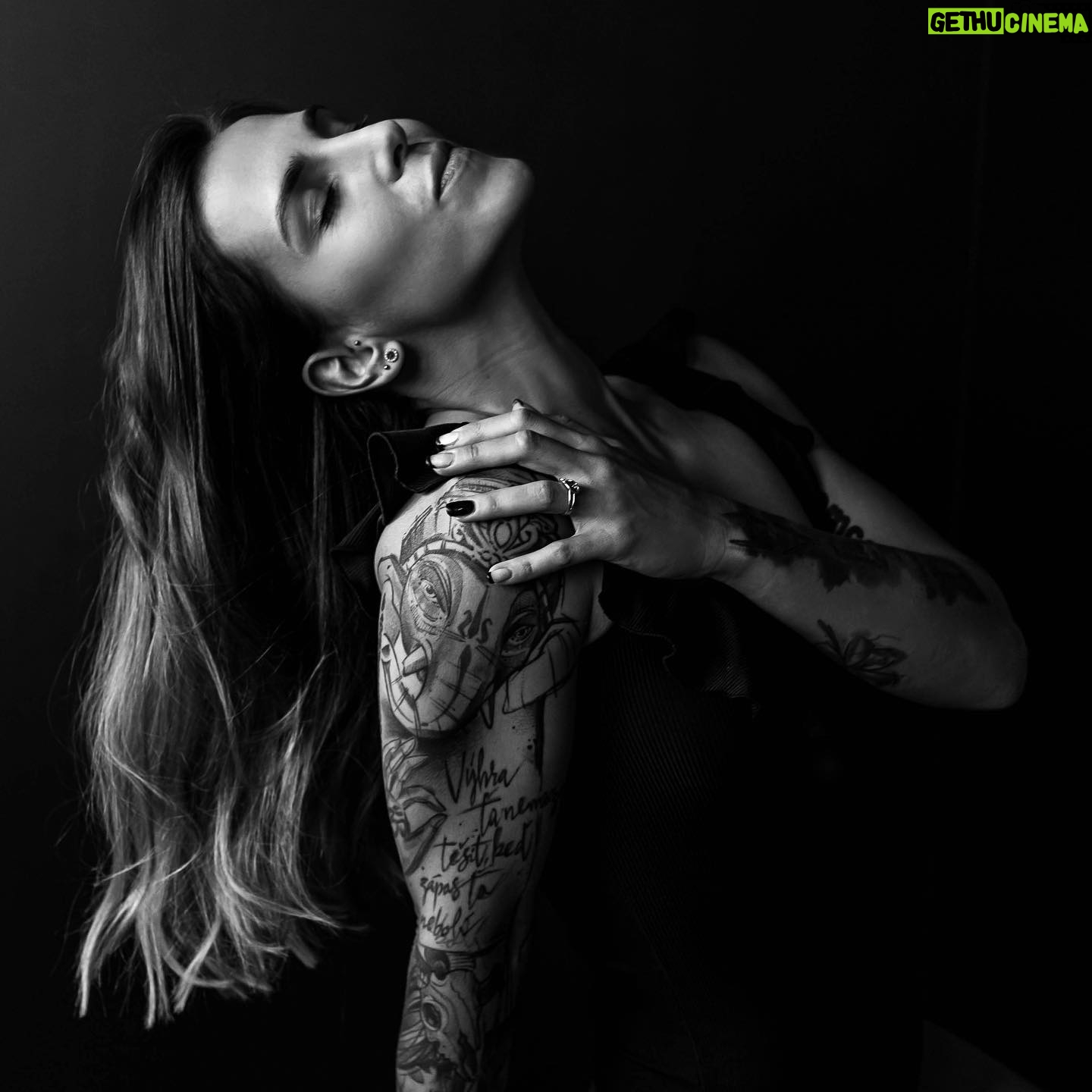 Lucia Krajčovič - 785 Likes - Posaď sa do chaosu…Nechaj ho zúriť a metať sa, kým sa neupokojí ako hurikán a nesadne na zem prach…Potom uvidíš…Nakoniec všetky kúsky zapadnú na svoje miesto…Dovtedy sa smej chaosu a vedz, že všetko má svoj dôvod…