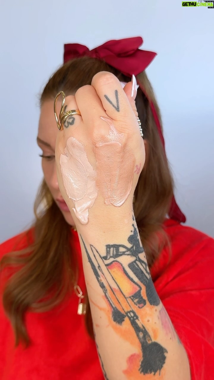 Lucia Šenková - 3 Likes - How GLOW can you go?!
••
@lorealparis má na svedomí ďalší poklad do našej kozmetickej tašky, ktorý prišiel v najlepší čas.
••
Leto = žiarivá pleť. A nie, zo slnka ju budeš mať tak akurát mdlú a prašivú, zatiaľ čo Lumi Glotion sľubuje hydratáciu až na 24 hodín.
••
Lumi Glotion od L’Oreál Paris je veľmi dostupný produkt drogériovej kozmetiky a je 4v1. To máte všetci radi.
••
Spôsob použitia je easy:
1. Ako krém a tým končíš
2. Podklad pod makeup aby bol žiarivejší
3. Ako highligter na najvyššie body tváre
4. Na telo. Ruky, dekolt, ramená. Do letných šiat ako stvorené.
••
#letsglow #lumiglotion #lorealparis #vyzatostojite #glow #makeuphack #spolupraca #tutorial #howtoglow #weloveglow