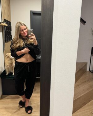 Lucie Čižmárová Instagram - Vše záleží na úhlu pohledu. 🤷‍♀️Dnes je mi 28, no… Už to není, co bývávalo. Břicho stále jak v 5. měsíci, diastáze na 4 prsty. Ne každý má po porodu štěstí s plochým bříškem. 😃😃 #realita #poporodu #diastaza #pocisarskemrezu #nevzdysedari #rodina #Family #Thule #ThuleChariotSport #bringyourkids
