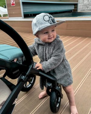 Lucie Čižmárová Instagram - Víkend 🤩❤️ dnes 10 měsíců 🩵

#ThuleChariotSport #thuleurbanglide4wheel #Midblue #Family #thule #bringyourkids