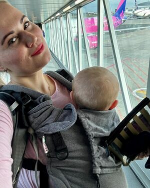 Lucie Čižmárová Instagram - Ptali jste se mě, jak malý zvládl první let. Sama jsem byla překvapená, jak je společenské mimi. Během cesty byl u pár cestujících a nechtěli mi ho ani vrátit zpátky 😂, tlemil se od začátku do konce a prospal jen 15 minut, aby nepromarnil to vzrůšo, že se na něj smějí všichni cestující 😄, dítě za odměnu🩵
A já se toho tak bála, až jsem z toho nespala😂.
