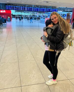 Lucie Čižmárová Instagram - Ptali jste se mě, jak malý zvládl první let. Sama jsem byla překvapená, jak je společenské mimi. Během cesty byl u pár cestujících a nechtěli mi ho ani vrátit zpátky 😂, tlemil se od začátku do konce a prospal jen 15 minut, aby nepromarnil to vzrůšo, že se na něj smějí všichni cestující 😄, dítě za odměnu🩵
A já se toho tak bála, až jsem z toho nespala😂.