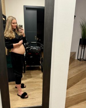 Lucie Čižmárová Instagram - Vše záleží na úhlu pohledu. 🤷‍♀️Dnes je mi 28, no… Už to není, co bývávalo. Břicho stále jak v 5. měsíci, diastáze na 4 prsty. Ne každý má po porodu štěstí s plochým bříškem. 😃😃 #realita #poporodu #diastaza #pocisarskemrezu #nevzdysedari #rodina #Family #Thule #ThuleChariotSport #bringyourkids